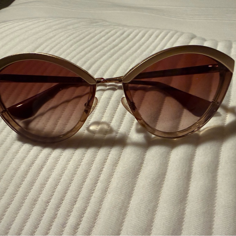 Elegant Prada Cat Eye Sunglasses - Picture 3 of 7